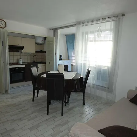 Bel 2 Pieces Avec Loggia Vitree, Au Calme, Proche Et Commerces, Parking Inclus - Fr-1-328-237 *