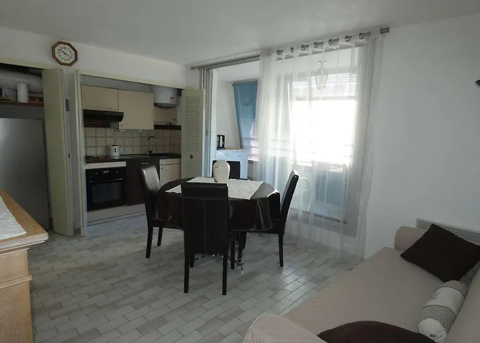 Bel 2 Pieces Avec Loggia Vitree, Au Calme, Proche Et Commerces, Parking Inclus - Fr-1-328-237 *